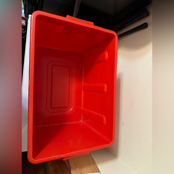 Vintage Rubbermaid Treasure Chest With Lid Storage Bin Tote Red Pirate - Picture 7 of 8